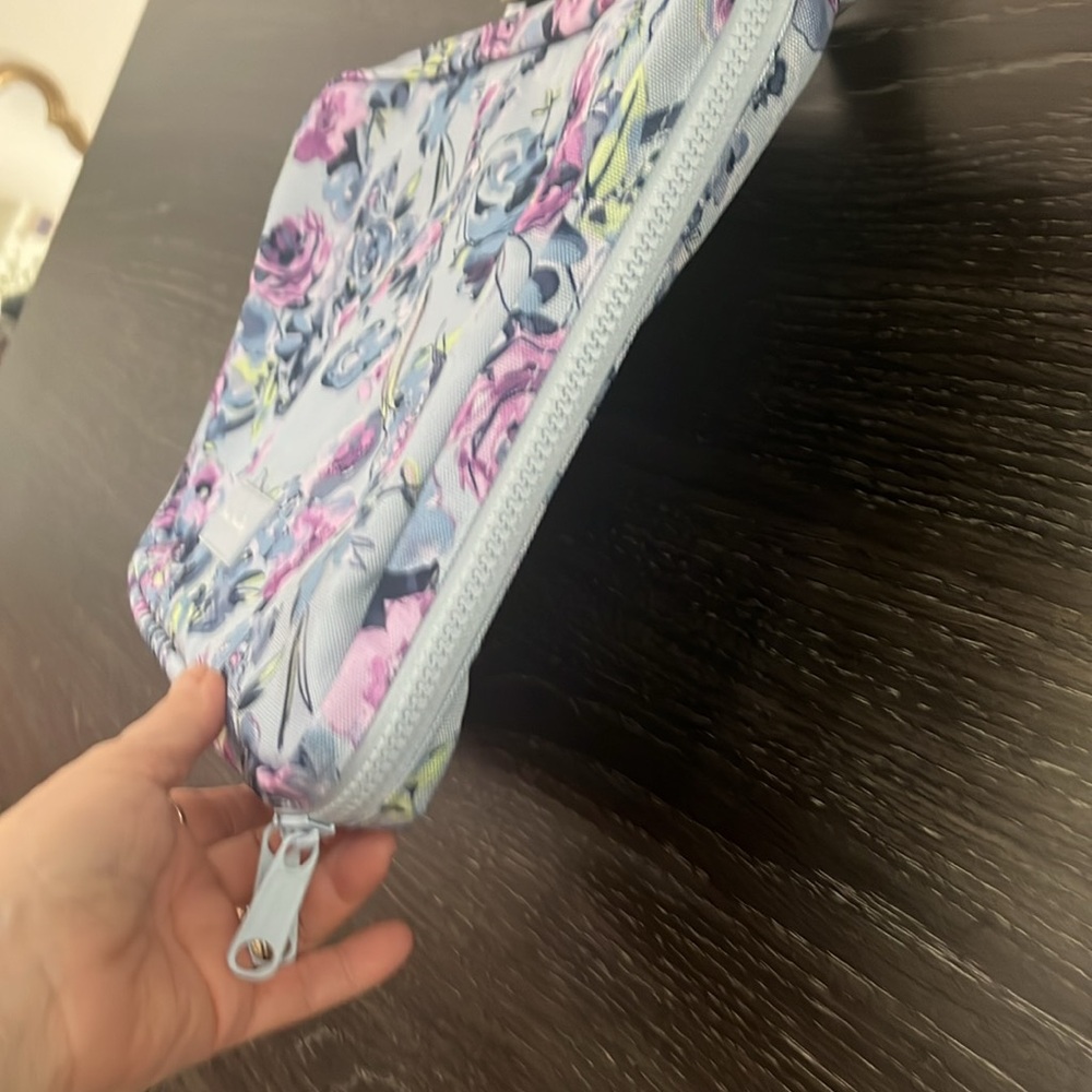Sold‼️‼️ Like New Vera Bradley Blue & Lilac Rose Hanging Toiletries Travel Bag - Picture 8 of 12